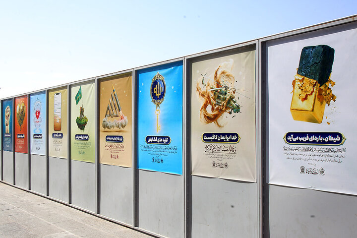 نصب آیات طرح «زندگی با آیه‌ها» در صحن‌ها و شبستان‌های حرم حضرت معصومه (س)