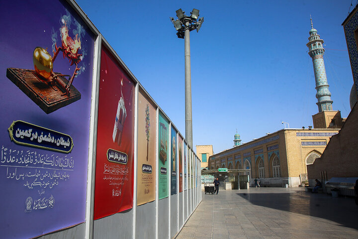 نصب آیات طرح «زندگی با آیه‌ها» در صحن‌ها و شبستان‌های حرم حضرت معصومه (س)