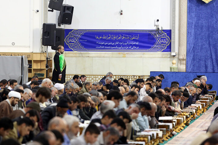 نصب آیات طرح «زندگی با آیه‌ها» در صحن‌ها و شبستان‌های حرم حضرت معصومه (س)