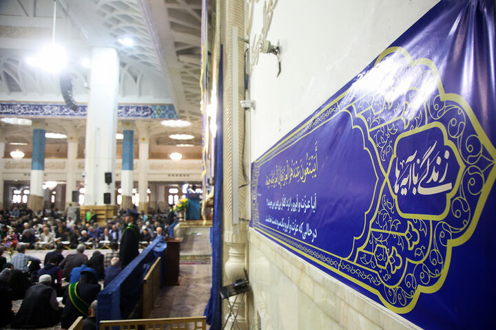 نصب آیات طرح «زندگی با آیه‌ها» در صحن‌ها و شبستان‌های حرم حضرت معصومه (س)