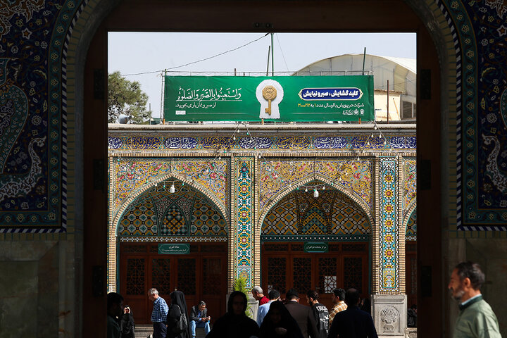 نصب آیات طرح «زندگی با آیه‌ها» در صحن‌ها و شبستان‌های حرم حضرت معصومه (س)