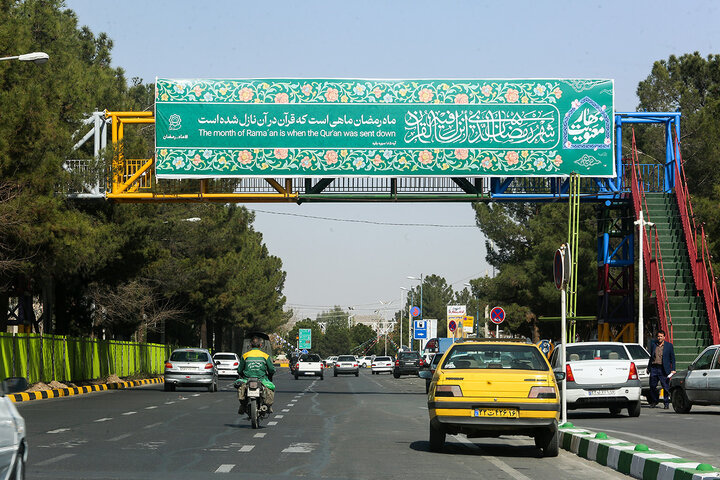 نصب آیات طرح «زندگی با آیه‌ها» در صحن‌ها و شبستان‌های حرم حضرت معصومه (س)