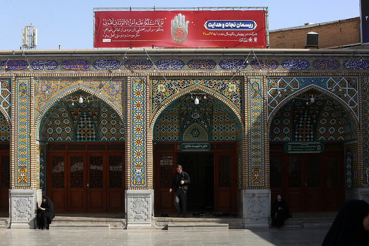 نصب آیات طرح «زندگی با آیه‌ها» در صحن‌ها و شبستان‌های حرم حضرت معصومه (س)