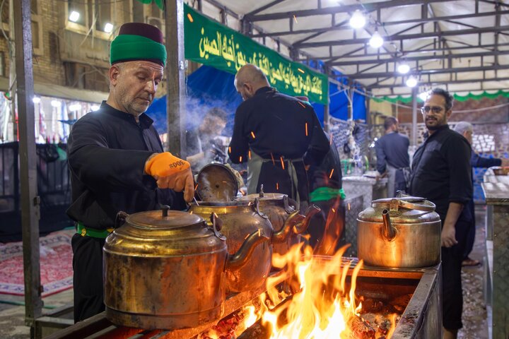 تقرير مصور/ شعبةُ السادة الخدم تقدم الخدمات لزائري مرقد أبي الفضل العباس (عليه السلام)