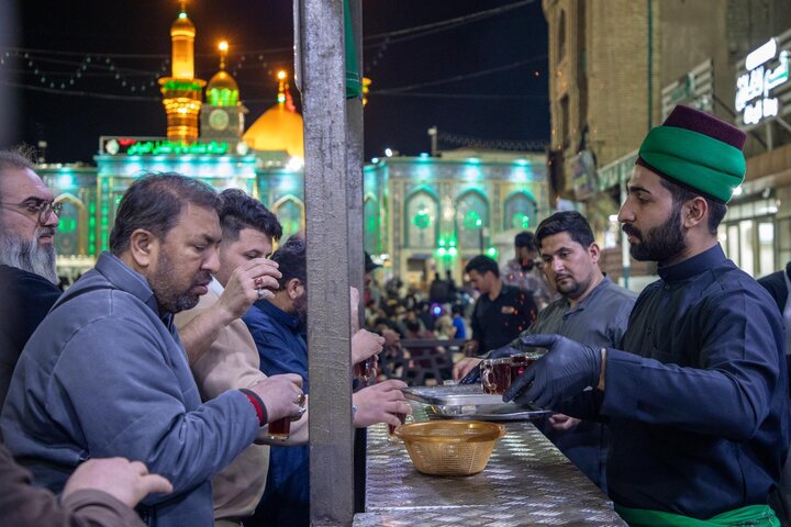 تقرير مصور/ شعبةُ السادة الخدم تقدم الخدمات لزائري مرقد أبي الفضل العباس (عليه السلام)