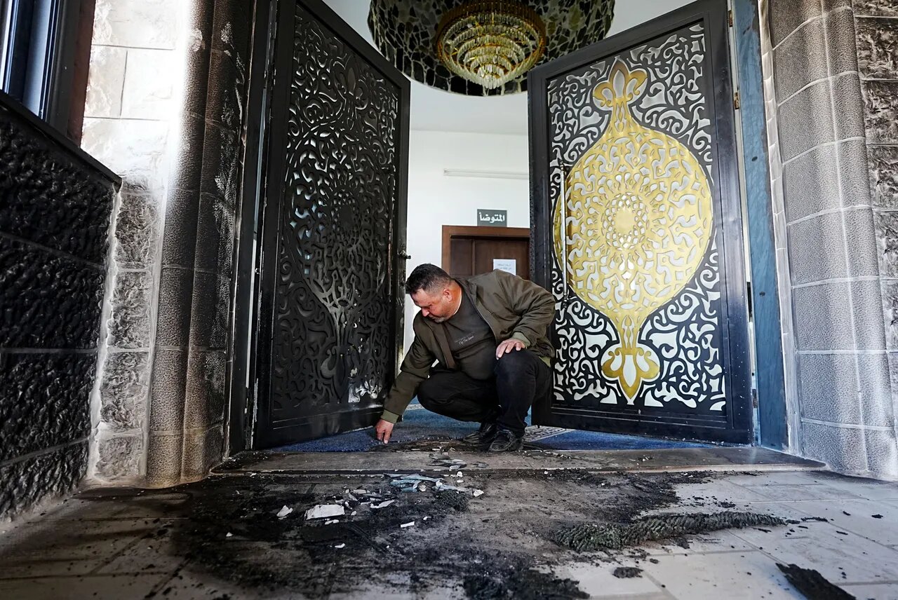 Israeli settlers set ablaze mosque entrance south of Nablus