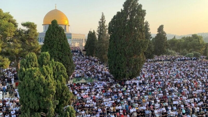 Nimêja li mizgevta Eqsayê bi amadebûna dehan hezar filistîniyan