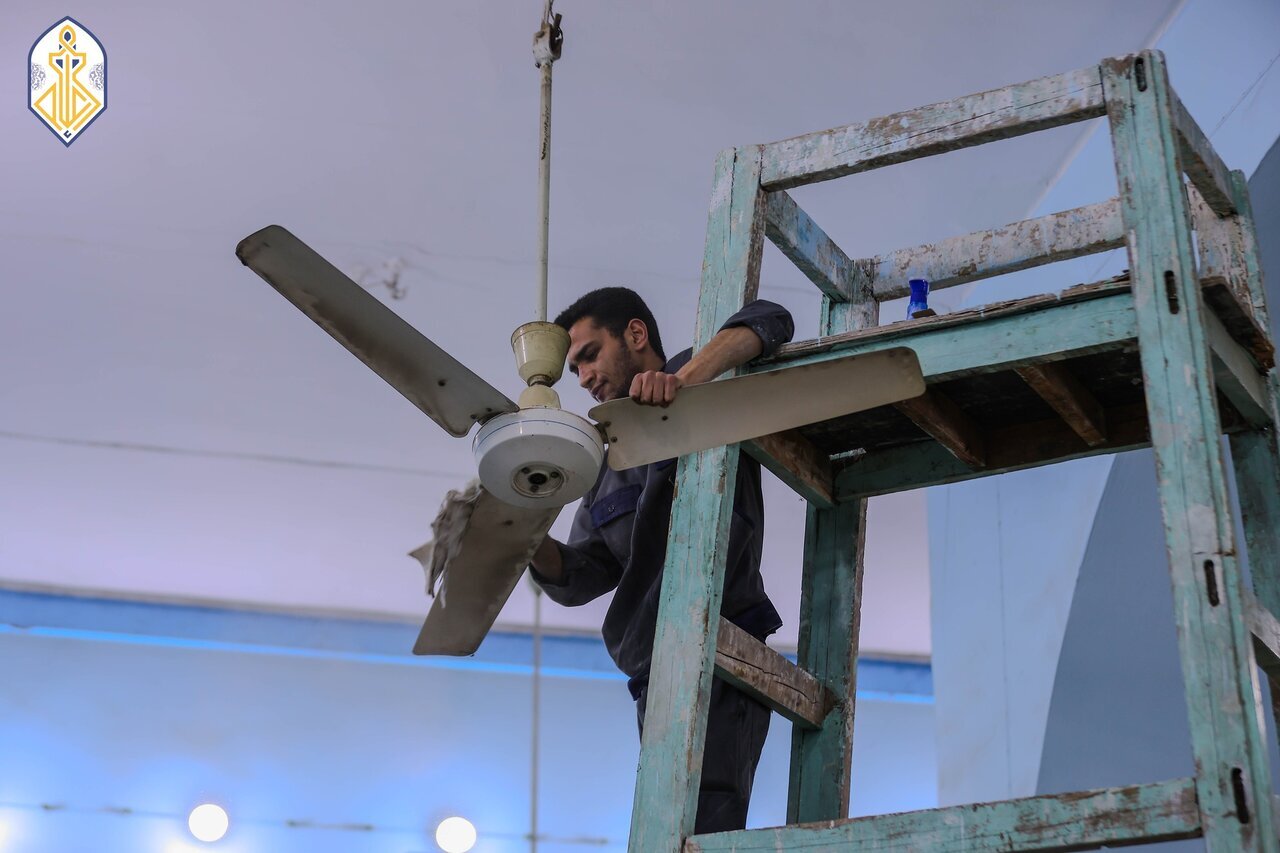 تنظیف مساجد و حسینیههای کاظمین، توسط تیمهای خدماتی حرم مطهر کاظمین(ع) + عکس