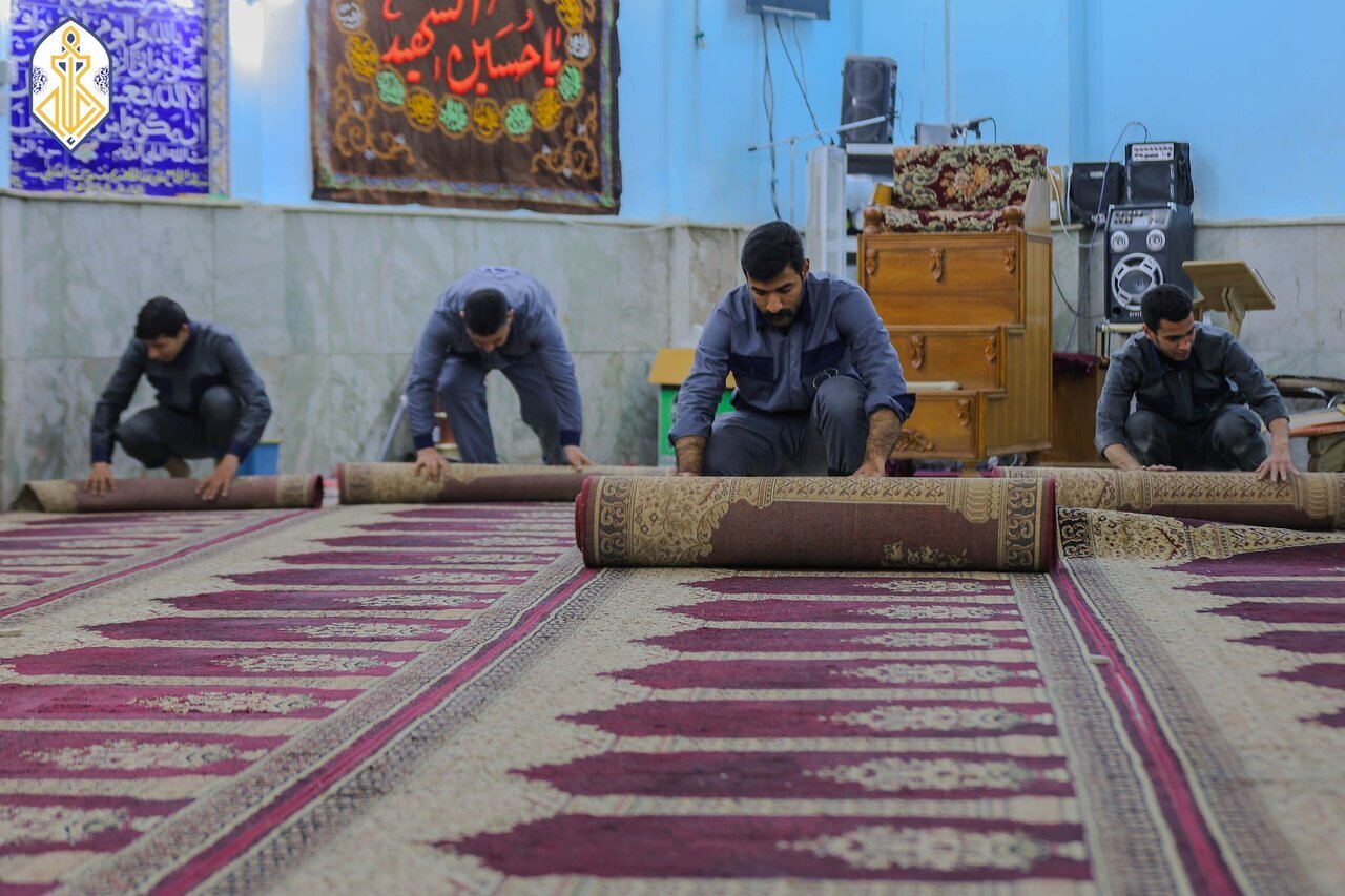 تنظیف مساجد و حسینیههای کاظمین، توسط تیمهای خدماتی حرم مطهر کاظمین(ع) + عکس