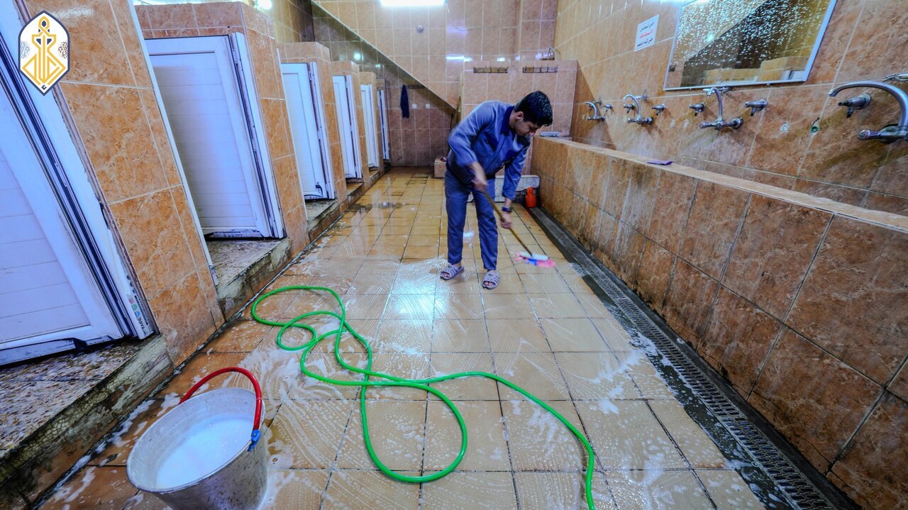تنظیف مساجد و حسینیههای کاظمین، توسط تیمهای خدماتی حرم مطهر کاظمین(ع) + عکس