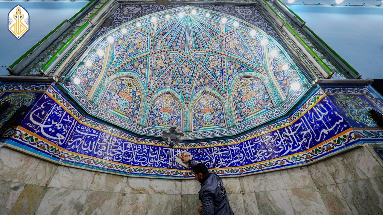 تنظیف مساجد و حسینیههای کاظمین، توسط تیمهای خدماتی حرم مطهر کاظمین(ع) + عکس