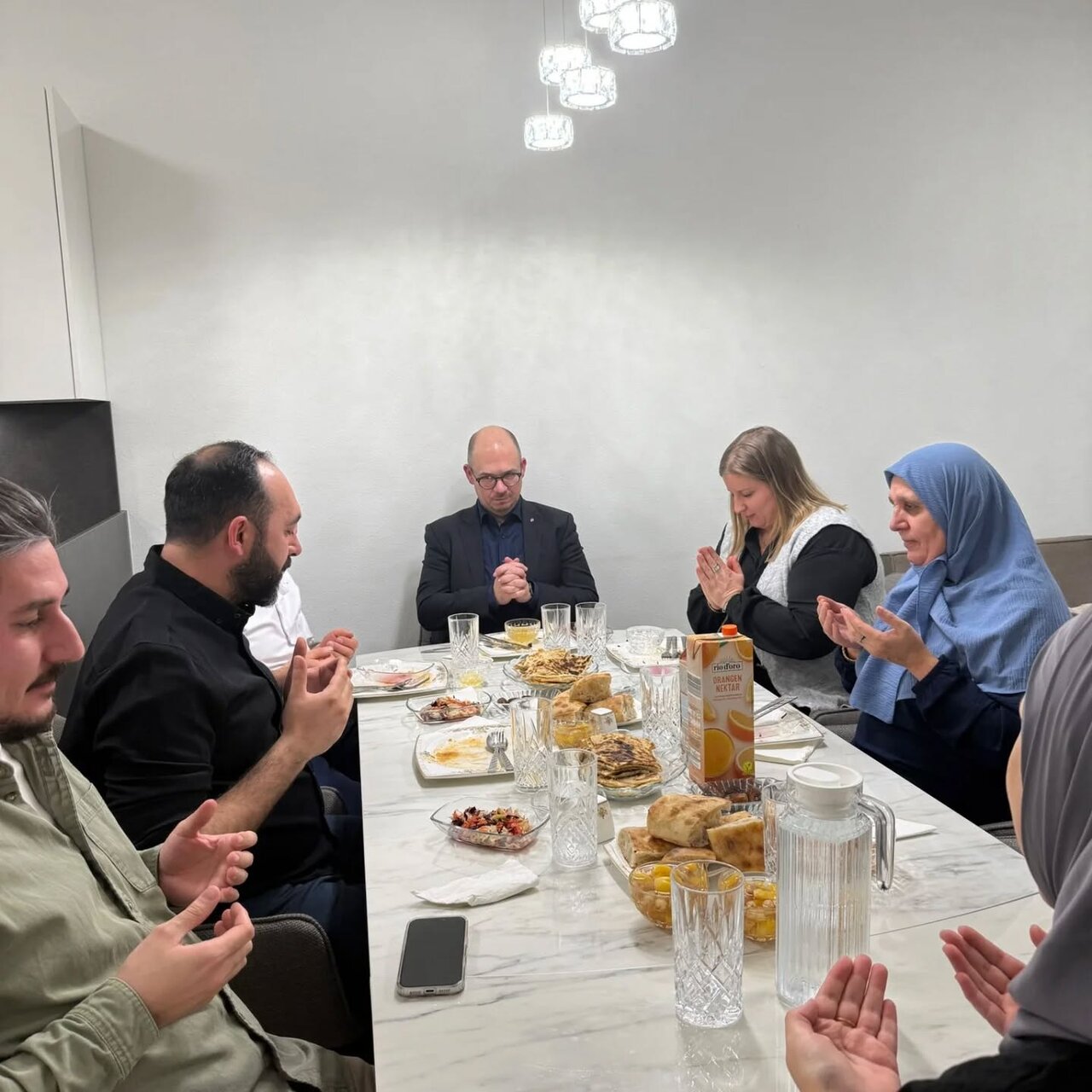 طرح افطار مشترک اعضای انجمن اسلامی زالتسبورگ اتریش با سیاستمداران محلی + تصاویر