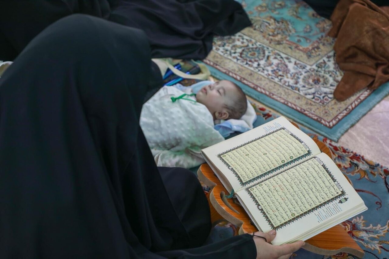 برنامههای روزانه قرآنی بانوان در حرم مطهر امام حسین(ع) + عکس