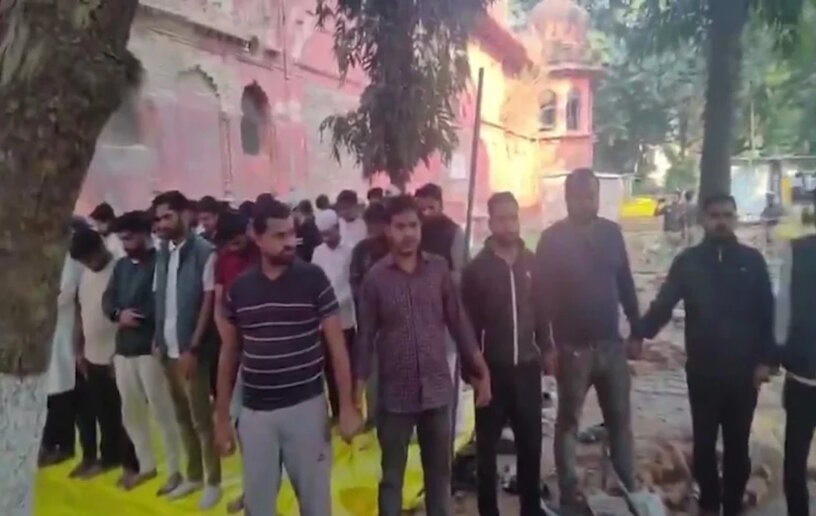 লখনৌ বিশ্ববিদ্যালয়ে নামাজরত শিক্ষার্থীদের নিরাপত্তায় পাহারা দিচ্ছে হিন্দু সহপাঠীরা