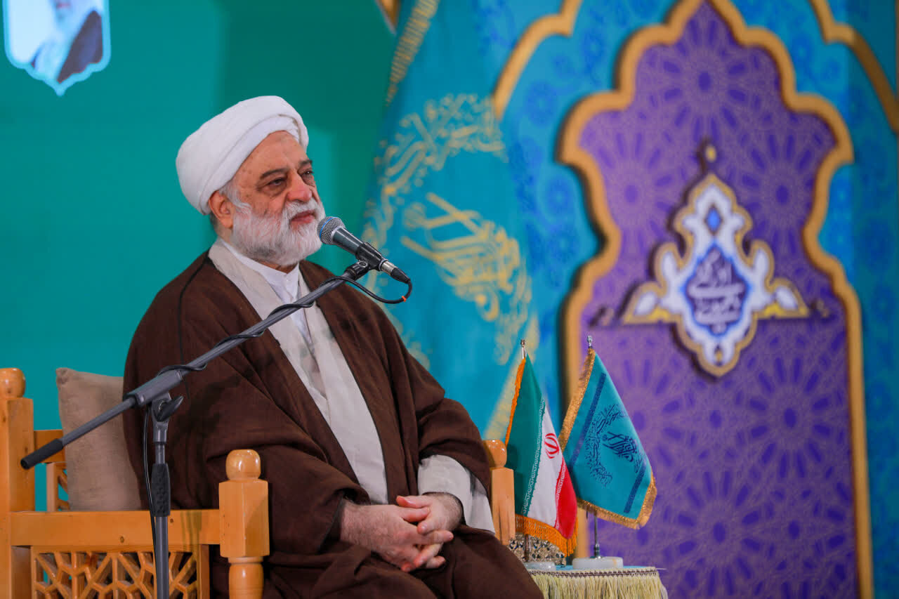 رجل دين إيراني: رمضان فرصة ذهبية لاستيعاب القرآن والعيش وفقًا له