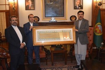 اهدای تابلوی نفیس قرآنی ایران به حکمران ایالت حیدر پختونخوا پاکستان