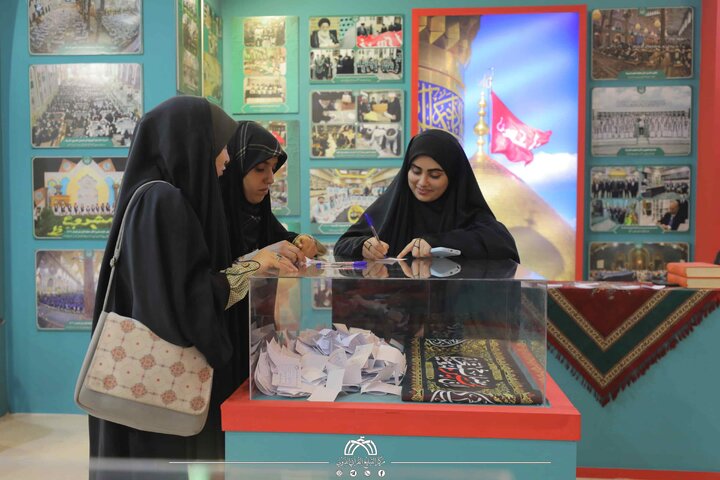 تقرير مصور/ مؤلفات قرآنية ونتاجات بحثية للعتبة الحسينية في معرض طهران الدولي للقرآن الكريم بدورته الـ(33)