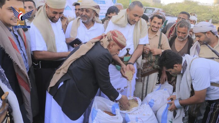 تقرير مصور/ تحت شعار "وَآتُوا حَقَّهُ يَوْمَ حَصَادِهِ"..مشروع توزيع الزكاة العينية لـ23 ألف أسرة بمحافظة الحديدة اليمنية