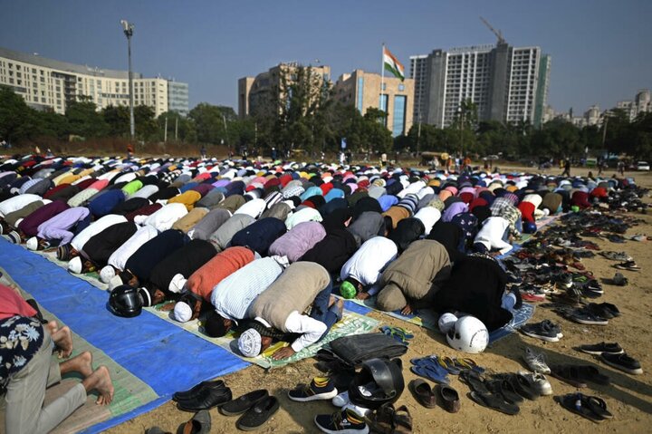 ویدیو | زنجیره انسانی دانشجویان هندو هنگام نماز خواندن مسلمانان