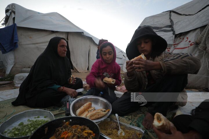 تصاویر | غزه؛ سفره افطار زوج نابینا در میان رنج آوارگی