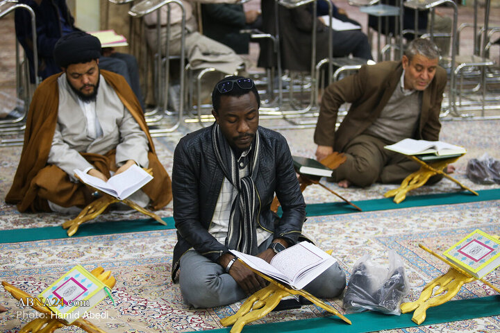 جزءخوانی قرآن کریم در حرم مطهر بانوی کرامت