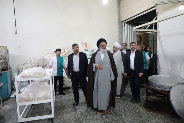 بازدید آیت‌الله سعیدی از روند آماده‌سازی افطاری حرم حضرت معصومه(س)
