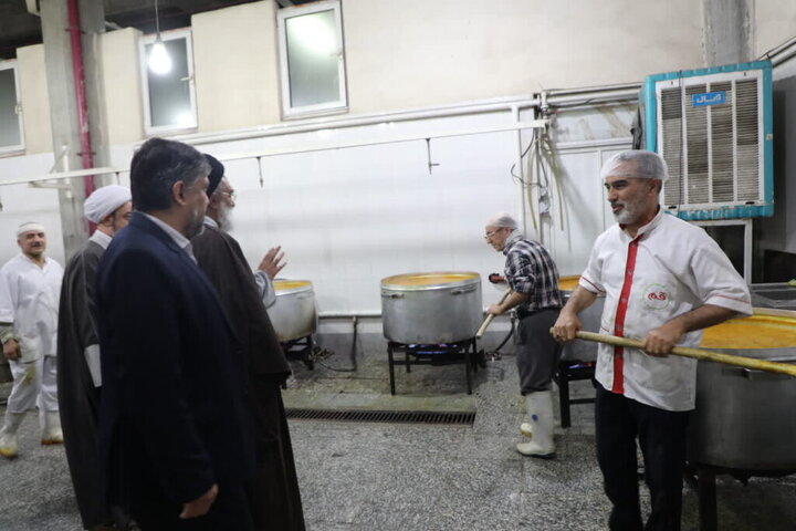بازدید آیت‌الله سعیدی از روند آماده‌سازی افطاری حرم حضرت معصومه(س)