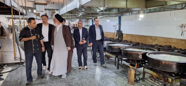 بازدید آیت‌الله سعیدی از روند آماده‌سازی افطاری حرم حضرت معصومه(س)