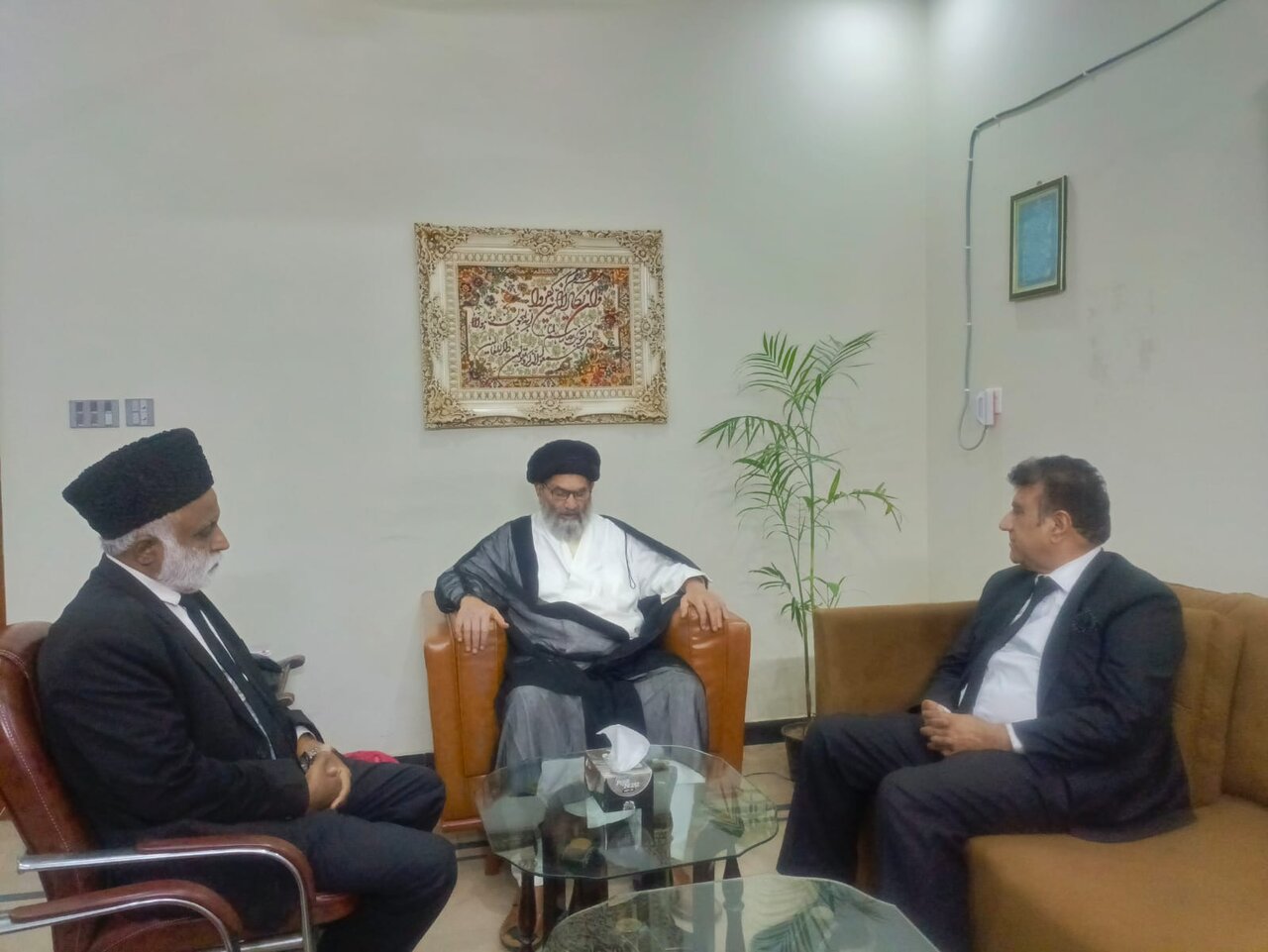 Pakistani Shia Cleric Meets High Court Bar President, Expresses Grief Over Mosque Tragedy