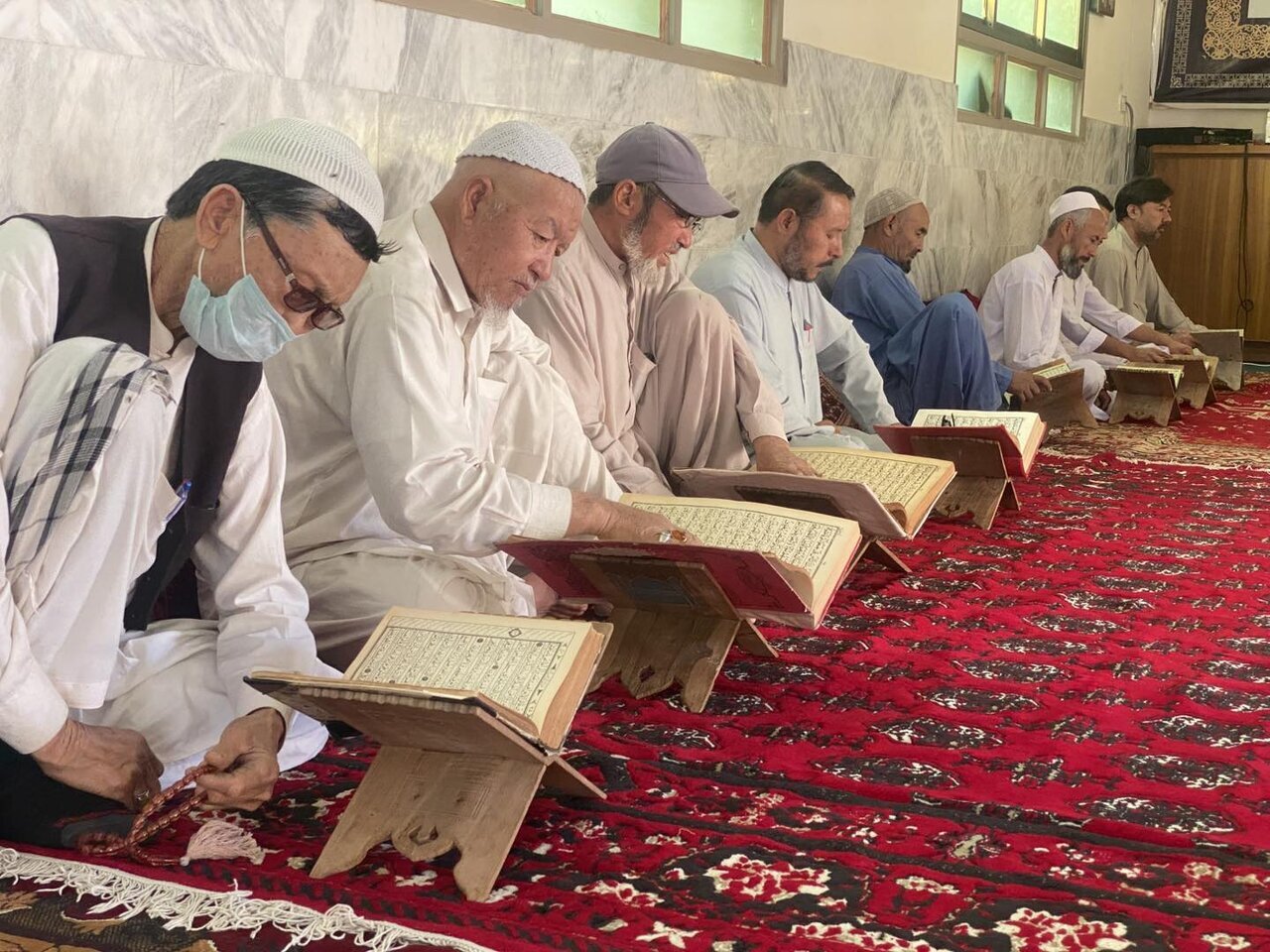 تلاوت قرآن در ماه مبارک رمضان در امام‌باره امامیه کراچی پاکستان + عکس