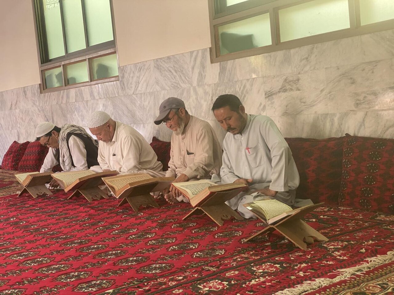 تلاوت قرآن در ماه مبارک رمضان در امام‌باره امامیه کراچی پاکستان + عکس