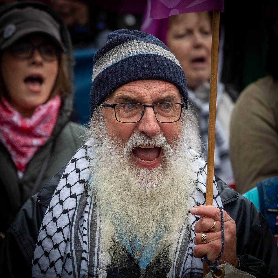 Protestierende fordern Ende der Mitschuld der irischen Regierung am Völkermord des zionistischen Regimes in Gaza