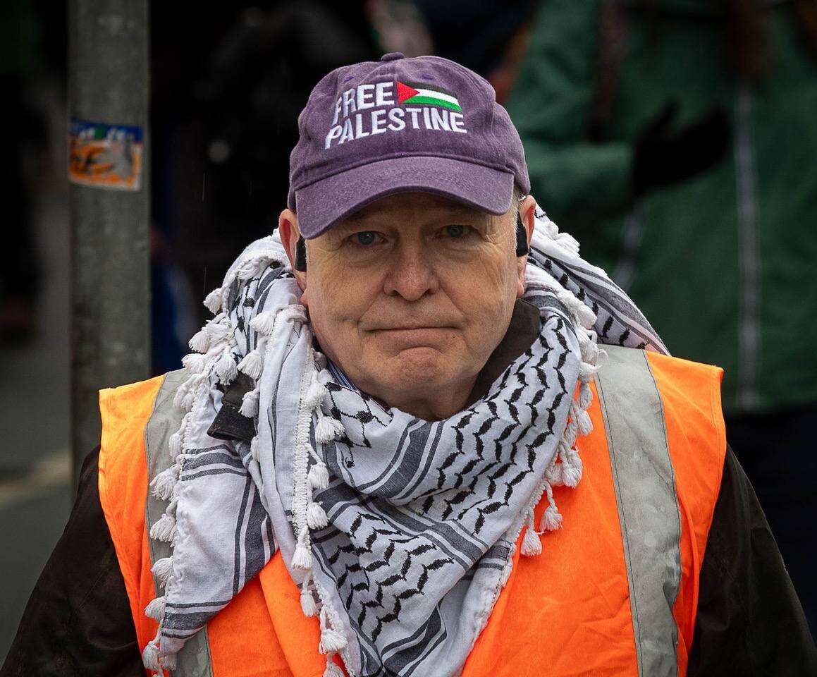 Para Pengunjuk Rasa Mendesak Pemerintah Irlandia Mengakhiri Keterlibatan dengan Rezim Zionis dalam Genosida Gaza