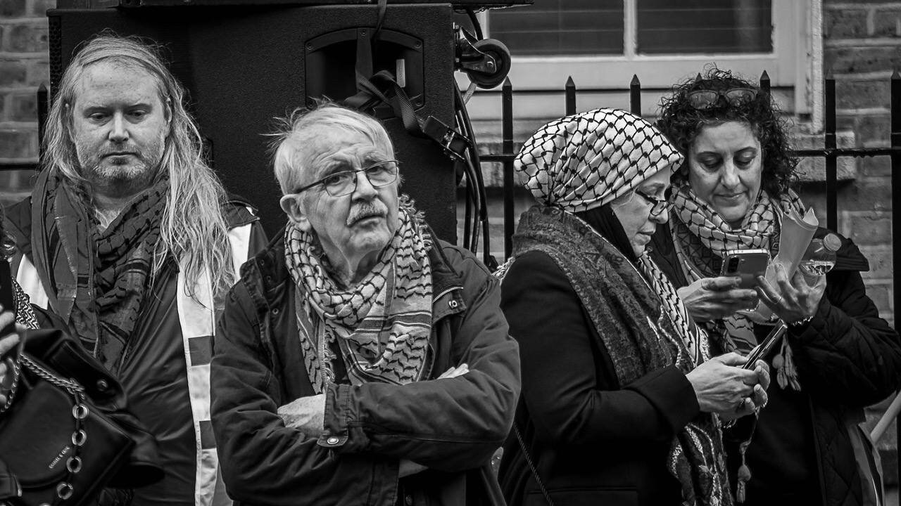 Para Pengunjuk Rasa Mendesak Pemerintah Irlandia Mengakhiri Keterlibatan dengan Rezim Zionis dalam Genosida Gaza