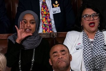 အမေရိကန်ကွန်ဂရက်လွှတ်တော် မွတ်စလင်အမတ်နှစ်ဦး ကို နှင်ထုတ်ရန် ထရမ့်၏တောင်းဆို