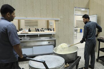 تقرير مصور/ تقديم وجبات الإفطار للزائرين في ليالي الجمعة من شهر رمضان على طريق كربلاء - بغداد