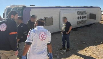 إصابة 27 جنديا صهيونيا إثر انقلاب حافلتين في النقب