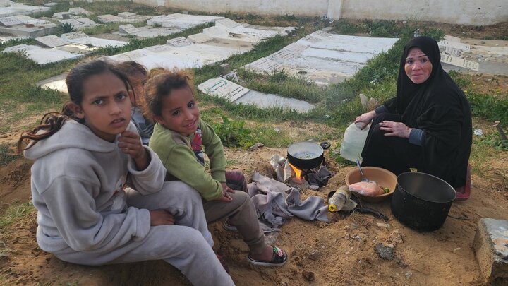 آوارگان بی‌سرپناه فلسطینی به گورستان‌ها پناه بردند