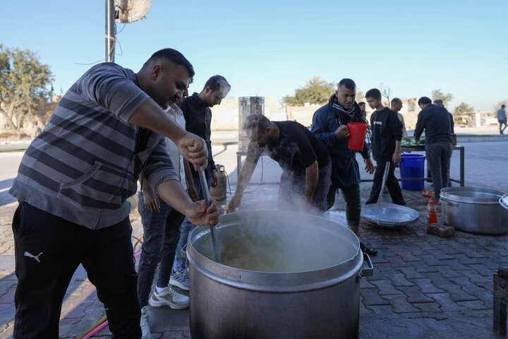 تقرير مصور/ مضيف العتبة العسكرية يستضيف الصائمين على موائد الافطار في حرم الإمامين العسكريين(ع)