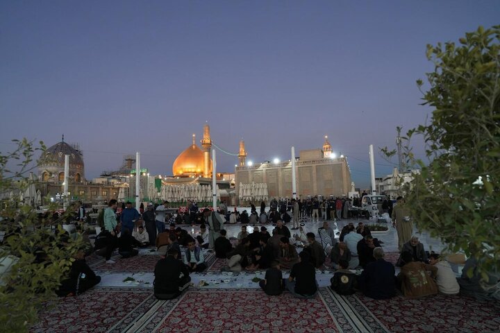 تقرير مصور/ مضيف العتبة العسكرية يستضيف الصائمين على موائد الافطار في حرم الإمامين العسكريين(ع)