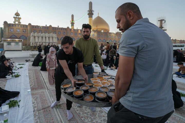 تقرير مصور/ مضيف العتبة العسكرية يستضيف الصائمين على موائد الافطار في حرم الإمامين العسكريين(ع)