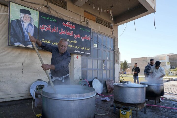 تقرير مصور/ مضيف العتبة العسكرية يستضيف الصائمين على موائد الافطار في حرم الإمامين العسكريين(ع)