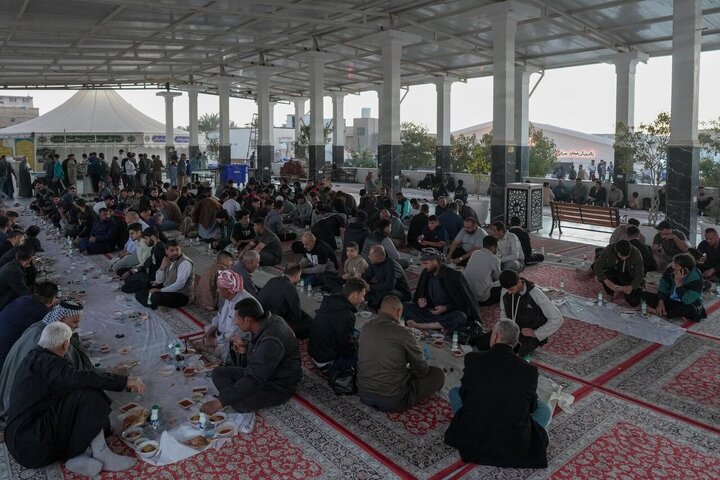 تقرير مصور/ مضيف العتبة العسكرية يستضيف الصائمين على موائد الافطار في حرم الإمامين العسكريين(ع)