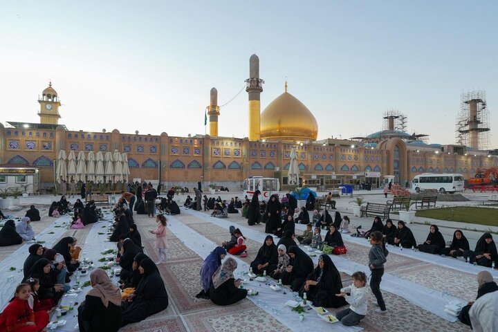 تقرير مصور/ مضيف العتبة العسكرية يستضيف الصائمين على موائد الافطار في حرم الإمامين العسكريين(ع)