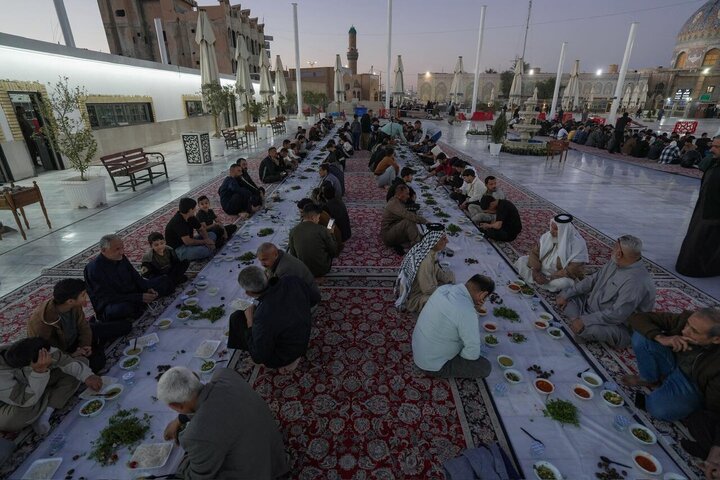 تقرير مصور/ مضيف العتبة العسكرية يستضيف الصائمين على موائد الافطار في حرم الإمامين العسكريين(ع)