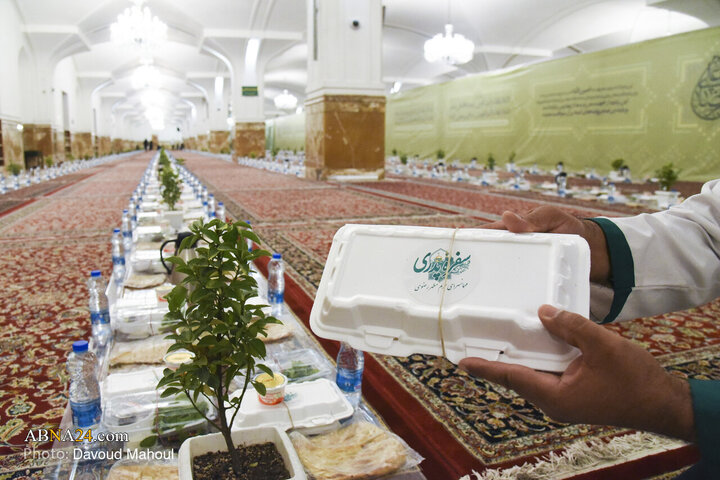 ضیافت افطار روزه اولی‌ها در حرم رضوی