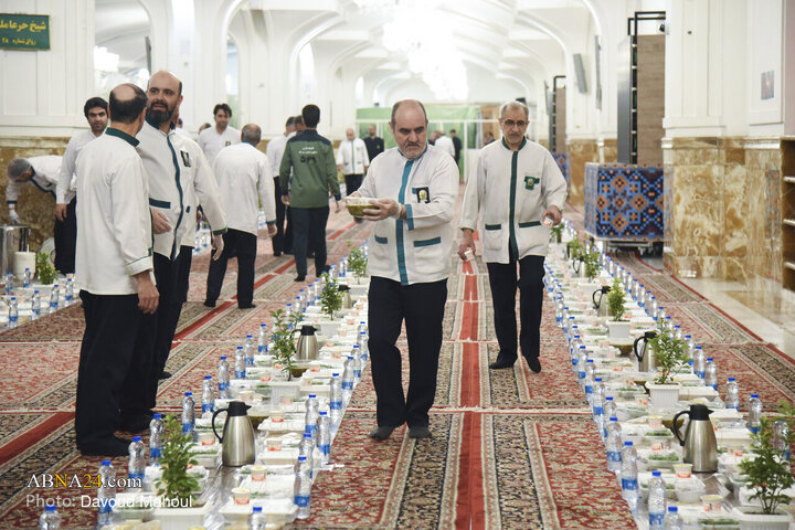 ضیافت افطار روزه اولی‌ها در حرم رضوی