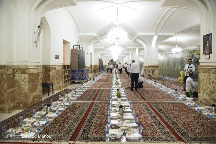 ضیافت افطار روزه اولی‌ها در حرم رضوی