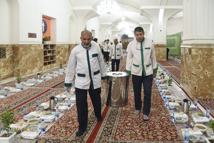 ضیافت افطار روزه اولی‌ها در حرم رضوی