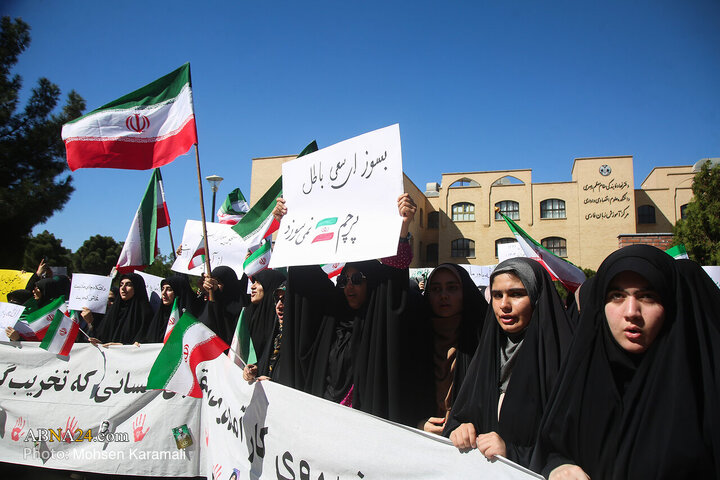 تجمع دانشجویان دانشگاه قم در محکومیت اهانت به پرچم ایران